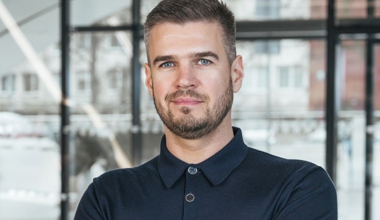 كيفن. تنجح في تحقيق أول معاملة NFC من حساب إلى حساب على iPhone